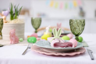 Paskalya kutlaması. Kapalı mekanda boyanmış yumurtalarla şenlik masası, yakın plan.