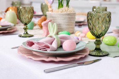 Paskalya kutlaması. Çiçek desenli ve kapalı mekanda yumurta boyalı şenlik masası.