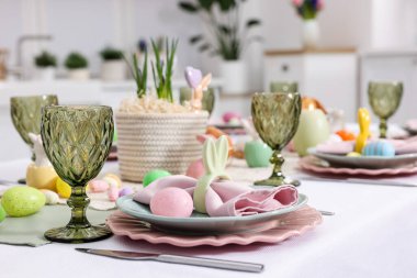 Paskalya kutlaması. Çiçek desenli ve kapalı mekanda yumurta boyalı şenlik masası.