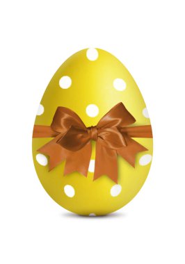 Sarı Paskalya yumurtası, deseni ve yayı beyaza izole edilmiş.