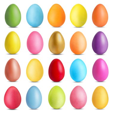 Farklı renklerde boyanmış Paskalya yumurtaları beyazlar içinde izole edilmiş,