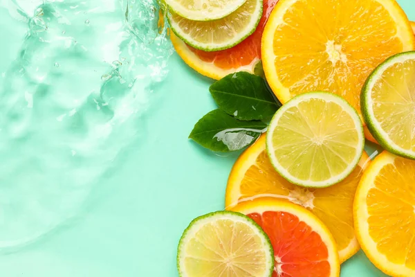 Turkuaz arka planda turkuaz meyveler ve yeşil yapraklar. Metin için boşluk