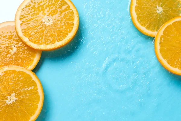 Açık mavi zemin üzerinde portakal dilimleri, düz bir zemin. Metin için boşluk