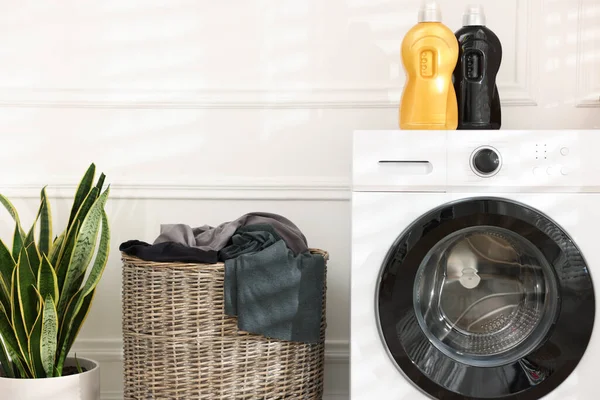 Çamaşır sepetinin yanında kirli çamaşırlar, evde çamaşır makinesi, yakın çekim.