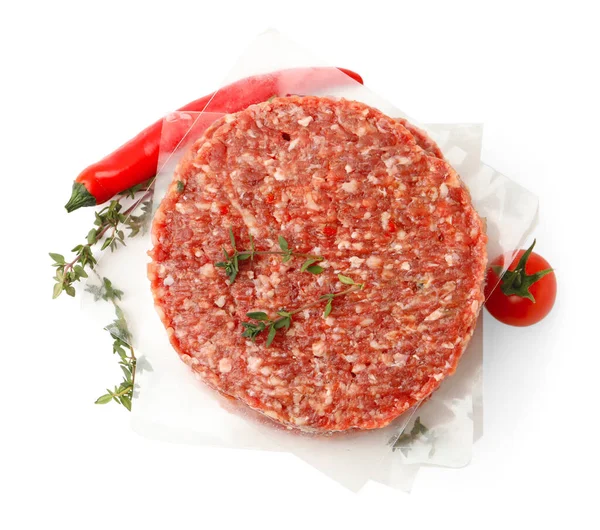 Kekik, acı biber ve domatesli pişmemiş et köfteleri beyaza izole edilmiş.