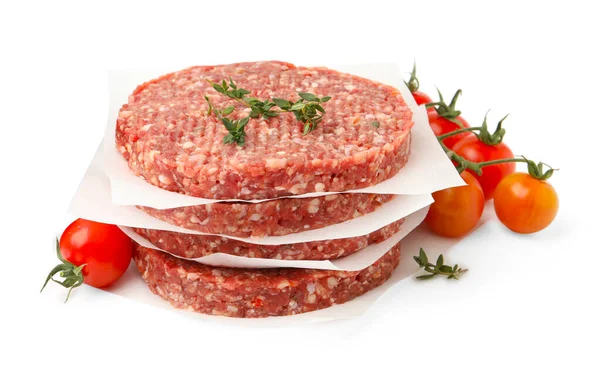 Kekik ve domatesli pişmemiş et köfteleri beyaza izole edilmiş.