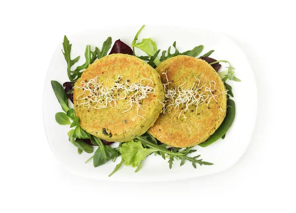 Mikro yeşillikli lezzetli vejetaryen köfteler ve beyaz üzerine izole edilmiş salata.