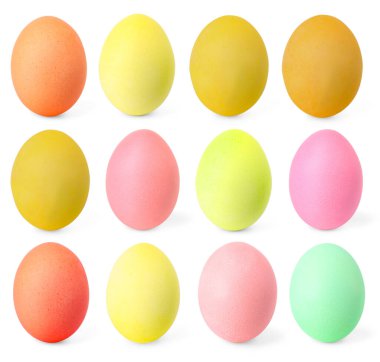 Beyaz arka planda kutlamak için boyanmış Paskalya yumurtaları.