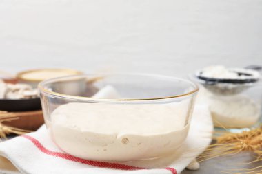 Gri masadaki kasede maya hamuru, yakın plan. Metin için boşluk