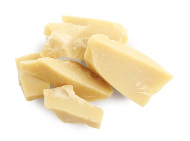 Doğal kakao yağı parçaları beyaza izole edilmiş.