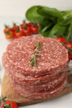 Biberiyeli pişirilmemiş köfteler, domatesler ve marul, yakın plan.