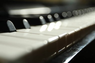 Piyano tuşlarının yakın görüntüsü. Müzik aleti