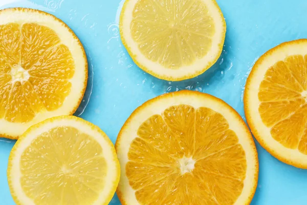 Deniz aygırı açık mavi zeminde suyu keser, düz yatar.