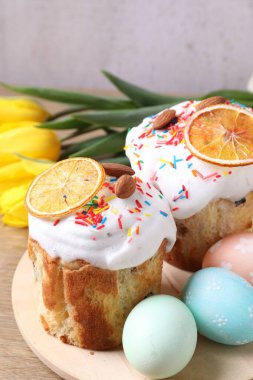 Lezzetli Paskalya pastaları, laleler ve boyanmış yumurtalar, yakın plan.