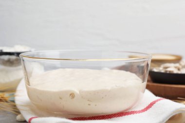 Gri masadaki kasede maya hamuru, yakın plan. Metin için boşluk