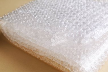 Bej arkaplanda şeffaf baloncuk paketi, yakın plan