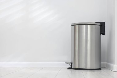 Kapalı alanda metal çöp kutusu, metin için boşluk