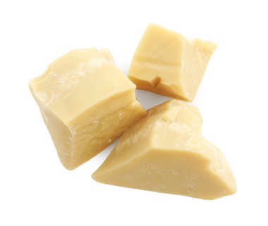 Doğal kakao yağı parçaları beyaza izole edilmiş.