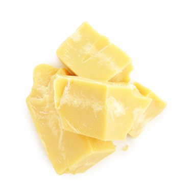 Doğal kakao yağı parçaları beyaza izole edilmiş.