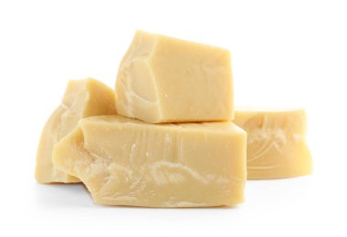 Doğal kakao yağı parçaları beyaza izole edilmiş.