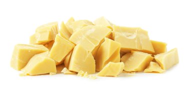 Doğal kakao yağı parçaları beyaza izole edilmiş.