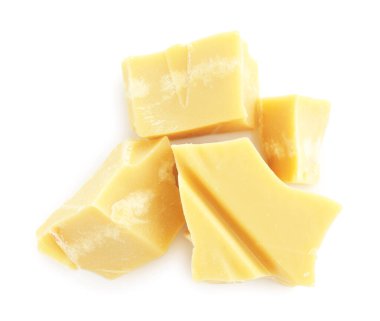 Doğal kakao yağı parçaları beyaza izole edilmiş.