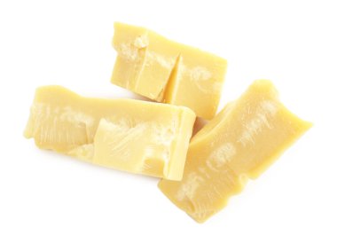 Doğal kakao yağı parçaları beyaza izole edilmiş.