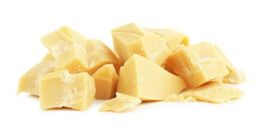 Doğal kakao yağı parçaları beyaza izole edilmiş.