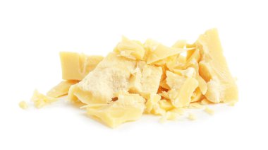 Doğal kakao yağı parçaları beyaza izole edilmiş.