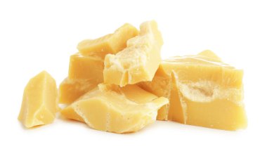 Doğal kakao yağı parçaları beyaza izole edilmiş.