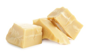 Doğal kakao yağı parçaları beyaza izole edilmiş.