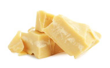 Doğal kakao yağı parçaları beyaza izole edilmiş.