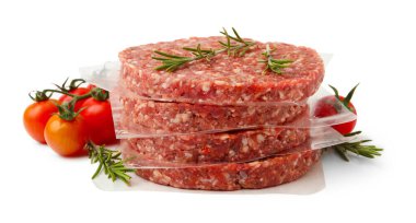 Biberiyeli pişirilmemiş köfteler ve beyaz domatesler.