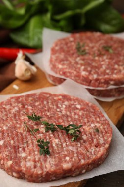 Baharatlı ve marullu pişmemiş köfte, yakın plan.