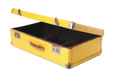 Açık sarı bir bavul beyaza izole edilmiş.