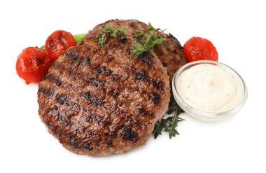 Lezzetli ızgara et köfteleri, domatesler, kekik, sos ve beyaz üzerine izole edilmiş ıspanak.