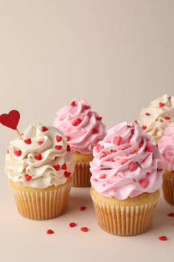 Sevgililer Günün kutlu olsun. Açık gri arka planda serpiştirilmiş lezzetli kekler, yakın plan.