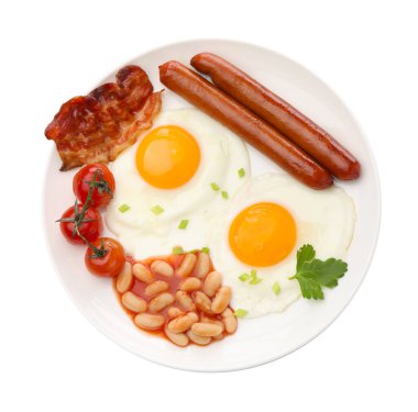 Geleneksel İngiliz kahvaltısı. Pastırmalı, sosisli, kırmızı fasulyeli ve domatesli nefis, güneşli yumurtalar beyaza izole edilmiş.