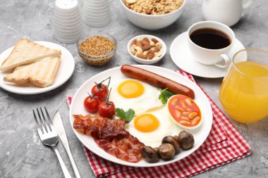 Geleneksel İngiliz kahvaltısı desenli gri masada servis edilir.