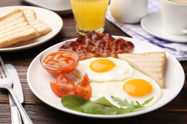 Geleneksel İngiliz kahvaltısı ahşap masada servis edilir, yakın plan.