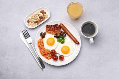 Geleneksel İngiliz kahvaltısı açık gri masada servis edilir.