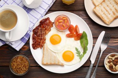 Geleneksel İngiliz kahvaltısı ahşap masada servis edilir.