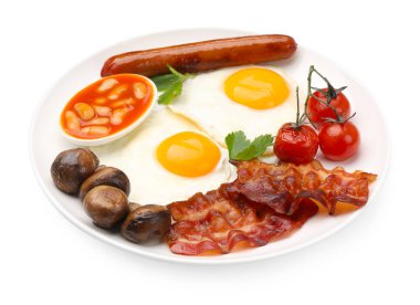 Lezzetli geleneksel İngiliz kahvaltısı beyaz üzerine izole