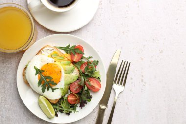 Avokado tostlu sağlıklı bir kahvaltı. Işık masasında servis ediliyor. Metin için boşluk