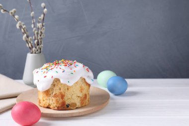 Lezzetli Paskalya pastası, beyaz ahşap masada boyanmış yumurtalar ve söğüt dalları. Metin için boşluk