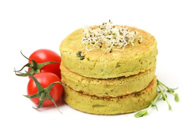 Lezzetli vejetaryen köfteler, mikroyeşiller ve beyaz domatesler.