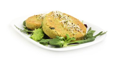 Lezzetli vejetaryen köfteler, mikro yeşiller ve beyaz salata.