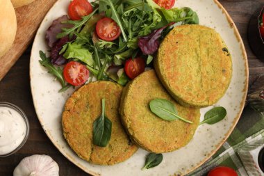 Tahta masada servis edilen salatalı lezzetli vejetaryen köfteleri.