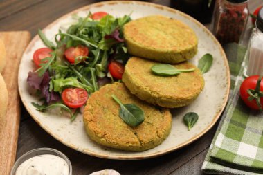 Tahta masada servis edilen salatalı lezzetli vejetaryen köfteleri, yakın plan.