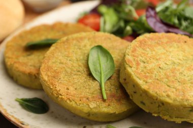 Salatalı lezzetli vejetaryen köfteler, yakın plan.